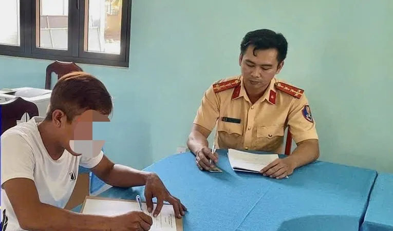 CSGT lập biên bản xử phạt tài xế N.V.T từ phản ánh của người dân qua ứng dụng VneTraffic