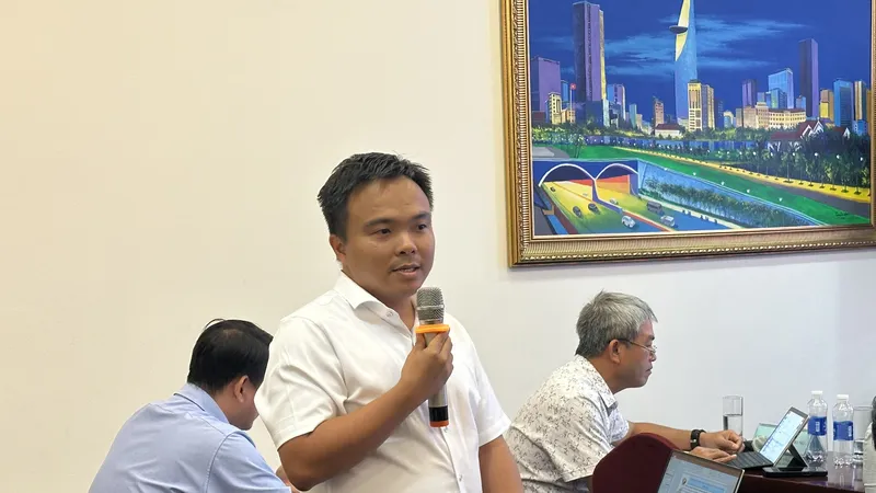 Các chuyên gia góp ý về quy trình quản lý, giám sát vận hành hệ thống quan trắc nguồn thải tự động, liên tục. Ảnh: THANH HIỀN