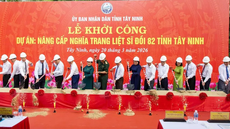 Các đại biểu thực hiện nghi thức khởi công Dự án nâng cấp Nghĩa trang liệt sĩ Đồi 82, tỉnh Tây Ninh