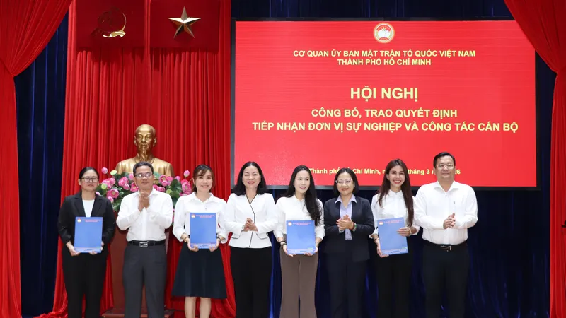 Đồng chí Trương Thị Bích Hạnh trao quyết định tiếp nhận và nhân sự Nhà Văn hóa Phụ nữ TPHCM