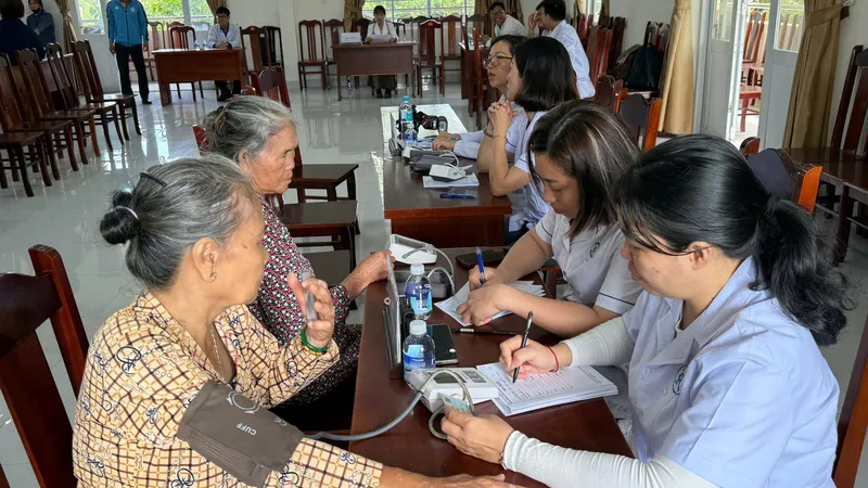 Khám bệnh cho người già neo đơn