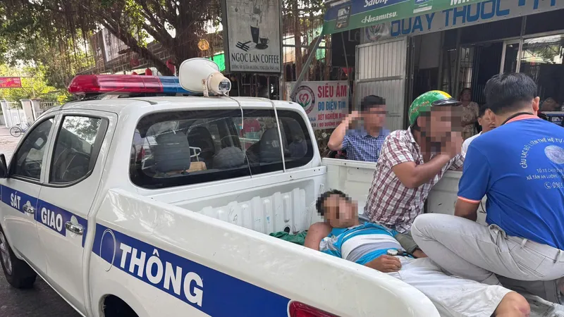 Người bệnh được Cảnh sát giao thông Công an tỉnh Vĩnh Long đưa đi cấp cứu kịp thời. Ảnh: HOÀI THƯƠNG
