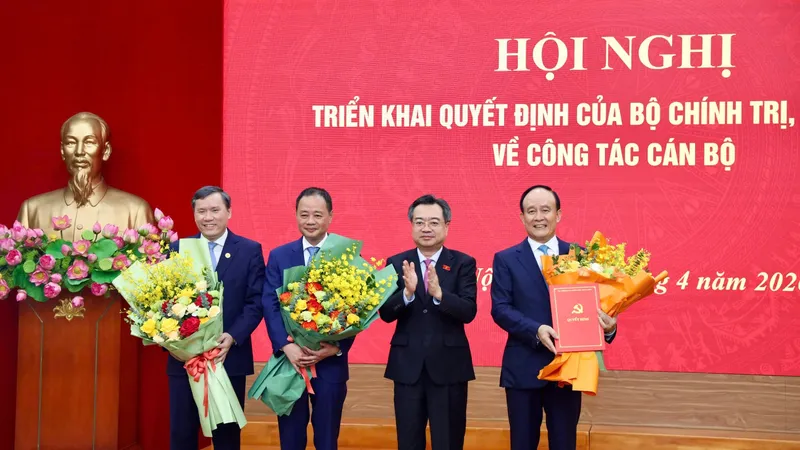 Đồng chí Nguyễn Thanh Nghị, Trưởng Ban Chính sách, chiến lược Trung ương chúc mừng các đồng chí được bổ nhiệm 