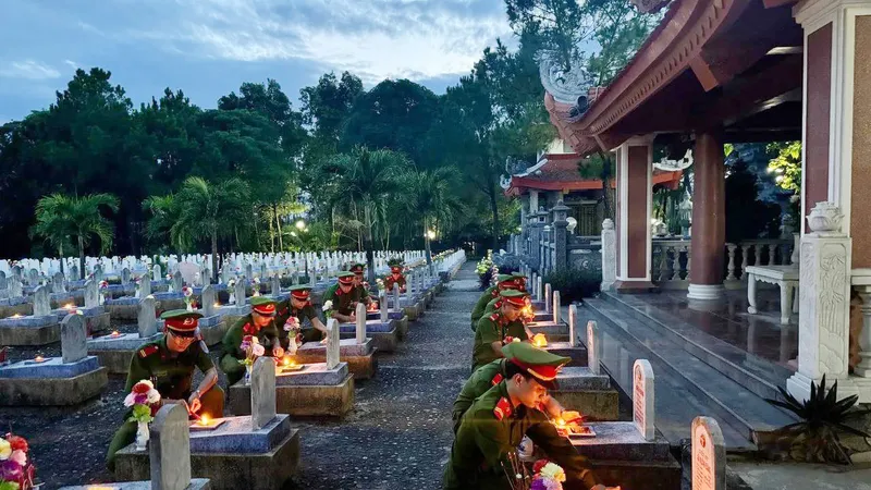 Thắp nến tri ân các anh hùng liệt sĩ tại Quảng Trị