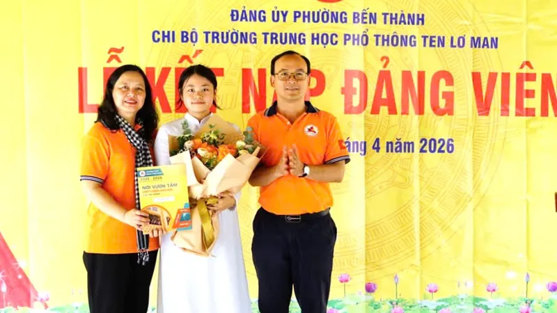 Học sinh Trường THPT Ten Lơ Man vinh dự đứng vào hàng ngũ của Đảng