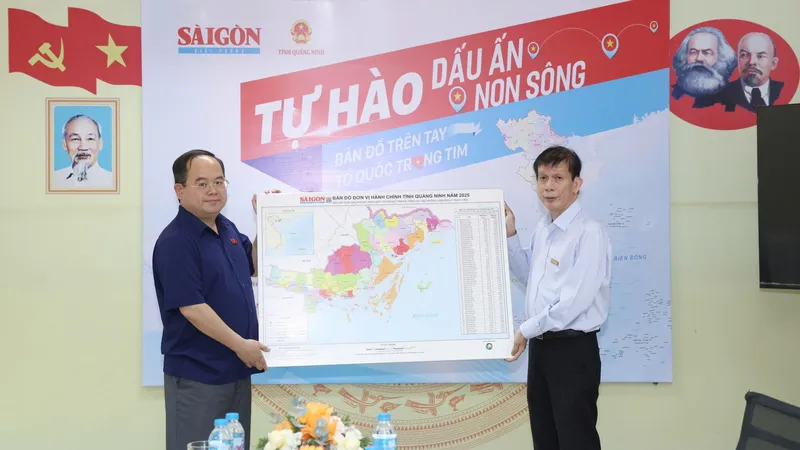 Đồng chí Nguyễn Khắc Văn, Quyền Tổng Biên tập Báo SGGP trao tặng bản đồ tỉnh Quảng Ninh tới đồng chí Quản Minh Cường, Bí thư Tỉnh ủy Quảng Ninh, chiều 22-4. Ảnh: QUANG PHÚC
