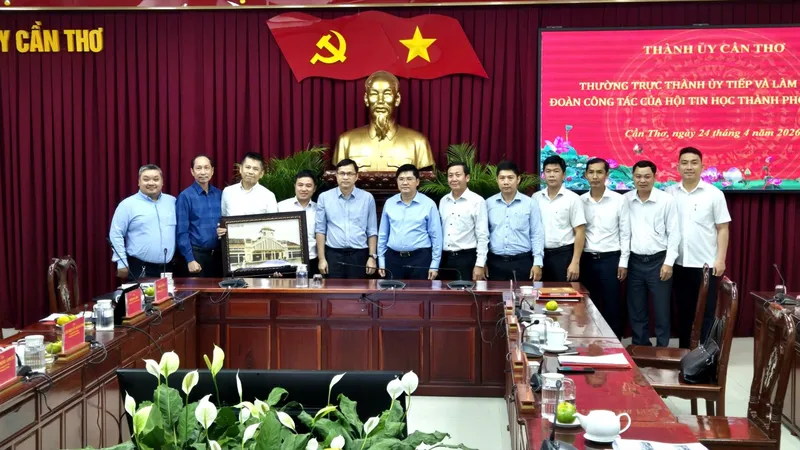Hội Tin học TPHCM hỗ trợ Cần Thơ phát triển hạ tầng giao thông thông minh