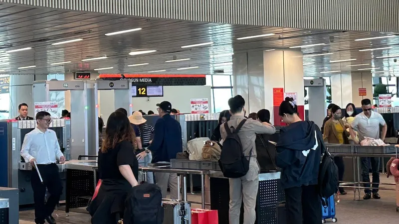 Sân bay Tân Sơn Nhất ước phục vụ hơn 109 ngàn lượt khách trong ngày 30-4