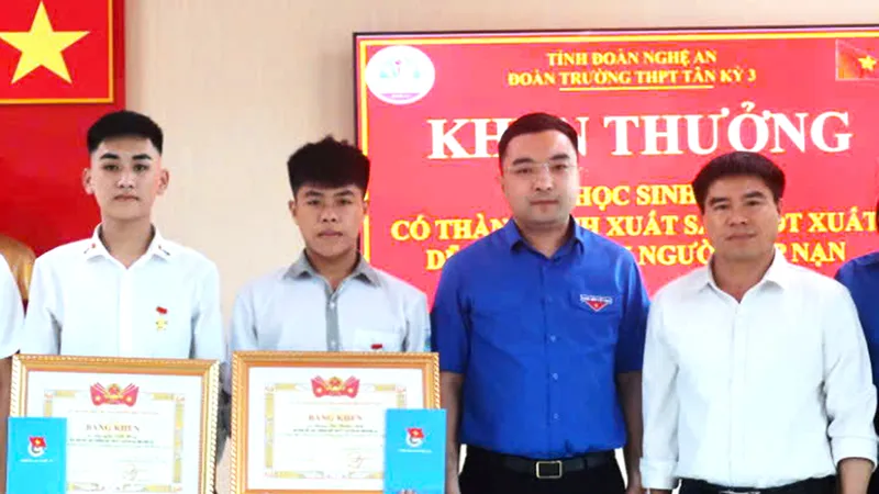 Lãnh đạo Tỉnh đoàn Nghệ An trao bằng khen của Trung ương Đoàn TNCS Hồ Chí Minh cho em Đặng Bá Tuấn Anh và Nguyễn Viết Huy 