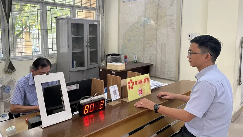 Người dân đến UBND Phường Thông Tây Hội, TPHCM để nhận giấy phép xây dựng. Ảnh: THANH HIỀN