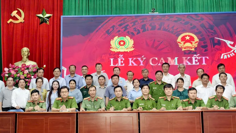 Phường Bình Hòa, TPHCM tổ chức ký cam kết, chung tay xây dựng phường không ma túy. Ảnh: TÂM TRANG
