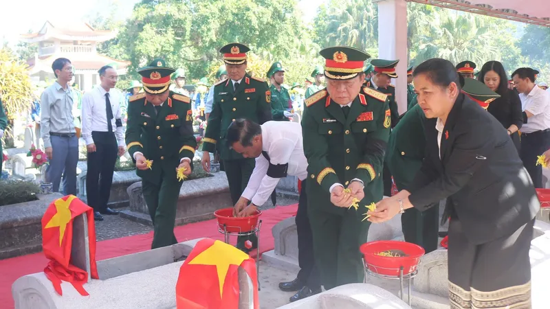 Đại tướng Nguyễn Trọng Nghĩa và các đại biểu thực hiện nghi lễ rải hoa ở các phần mộ liệt sĩ