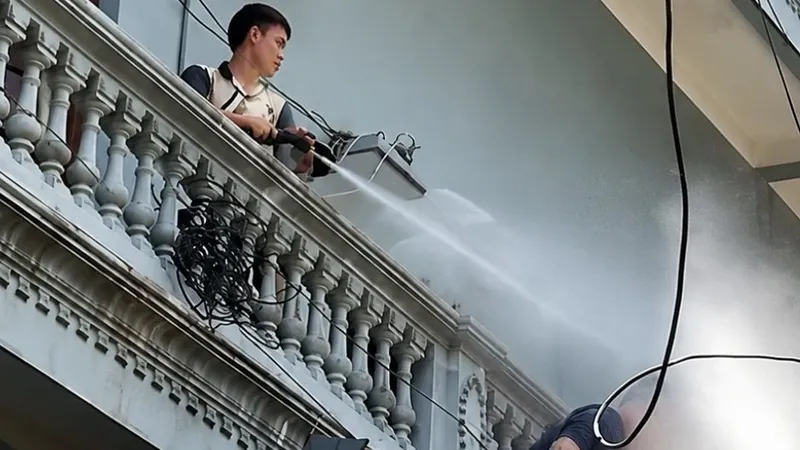 Công an xác minh vụ thợ xây bị người đàn ông xịt vòi nước khi đang làm việc