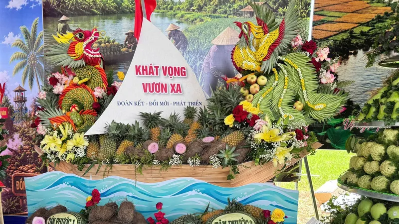 Độc đáo linh vật được sắp đặt bằng trái cây 