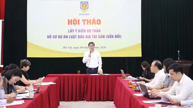 Phó Cục trưởng Cục Bổ trợ tư pháp Lê Văn Tuấn phát biểu tại hội thảo. Ảnh: CẨM HÀ 
