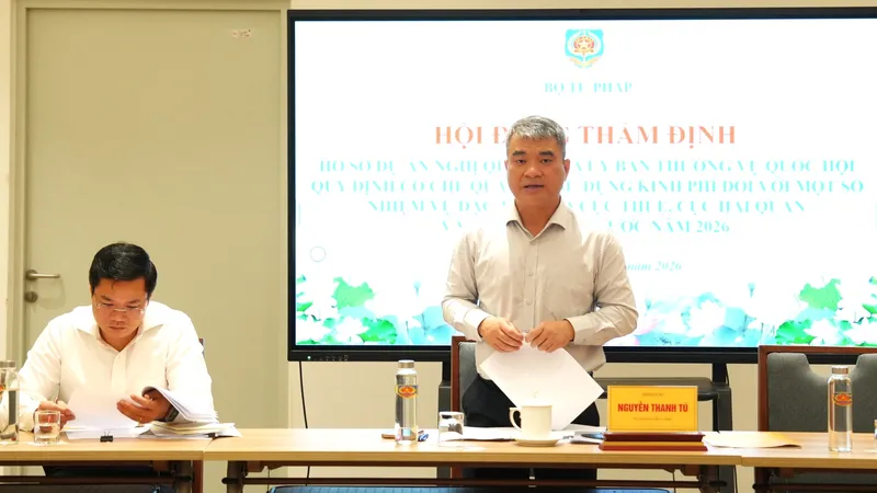 Thứ trưởng Bộ Tư pháp Nguyễn Thanh Tú chủ trì Hội đồng thẩm định dự án Nghị quyết. Ảnh: CẨM HÀ