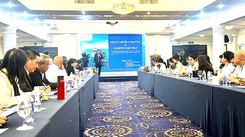 Nhiều doanh nghiệp ngành dệt may, da giày, chế biến gỗ tham gia hội nghị. Ảnh: MINH XUÂN