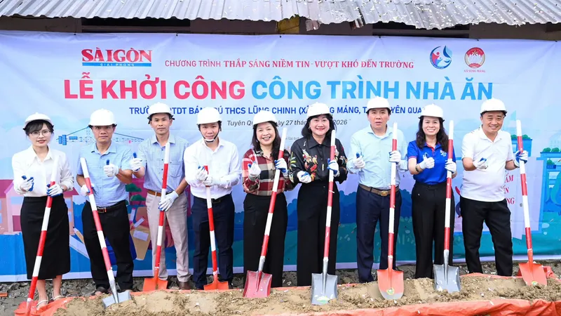 Bà Vũ Thị Kim Chung, Phó Giám đốc Sở GD-ĐT tỉnh Tuyên Quang; bà Bùi Thị Hồng Sương, Phó Tổng Biên tập Báo SGGP cùng các đại biểu thực hiện nghi thức động thổ công trình. Ảnh: ĐỖ TRUNG