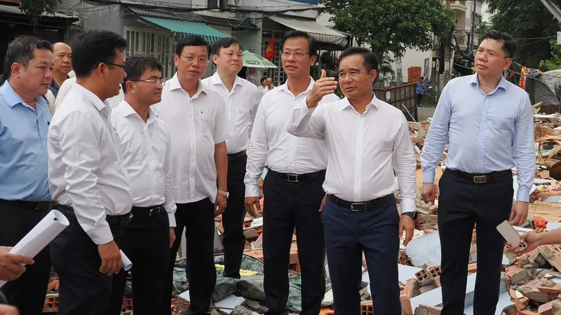 Chủ tịch UBND TPHCM Nguyễn Văn Được kiểm tra tiến độ bồi thường, giải phóng mặt bằng tại dự án cải tạo môi trường rạch Xuyên Tâm. Ảnh: HOÀNG HÙNG