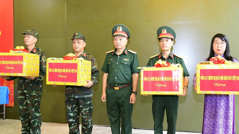 Thượng tướng Lê Quang Minh kiểm tra, động viên lực lượng tìm kiếm, quy tập hài cốt liệt sĩ tại công viên Lê Thị Riêng