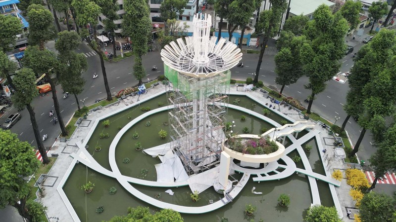 与3个月前的照片相比，春和坊龟湖在整饬后已展现新面貌。图源：《越南快报》