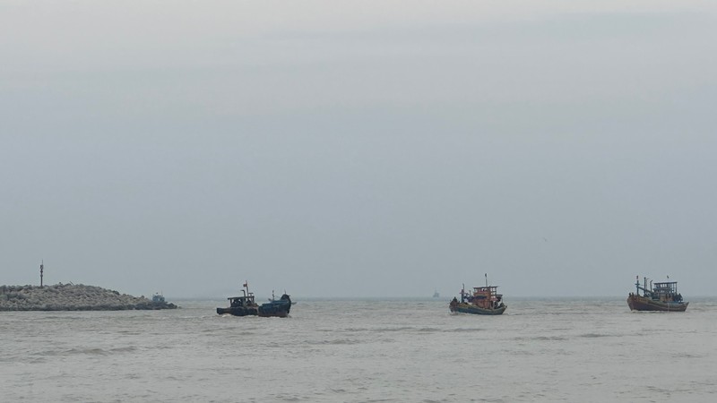 渔船沉没 15名船员获救