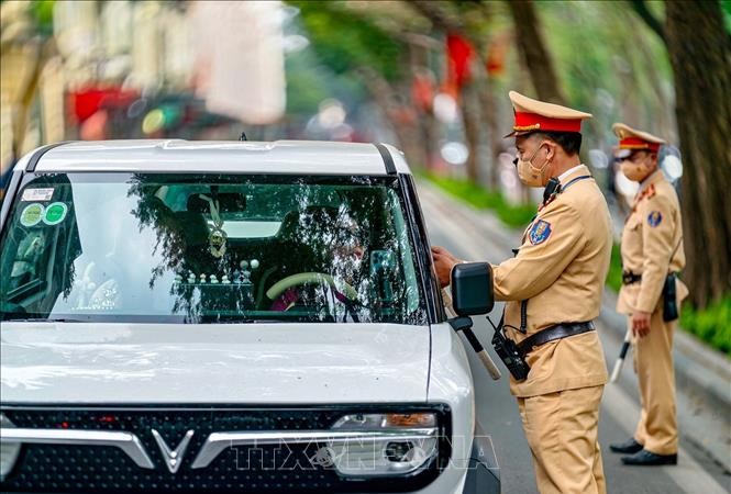 河内市交警在春节期间持续开展酒精浓度检查工作。