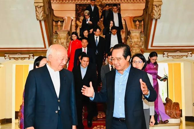 胡志明市人委会主席阮文得与日本山口县议会主席柳井俊岳进行交流。