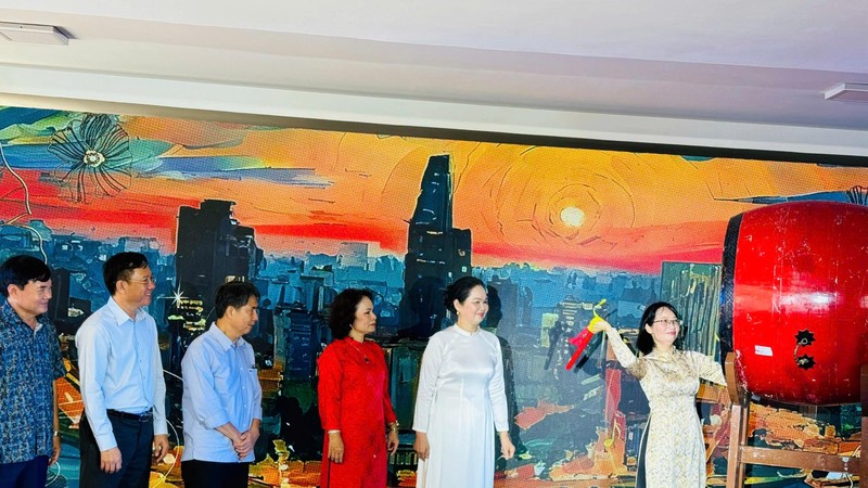 胡志明市人委会副主席陈氏妙翠敲鼓，宣布越南诗歌日在胡志明市开幕。