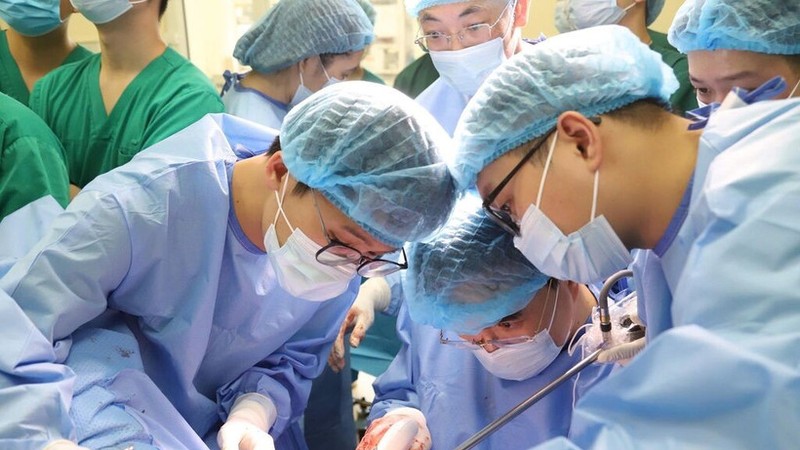 医生们演示妇科癌症治疗中经阴道自然腔道经腔内镜手术。K医院供图