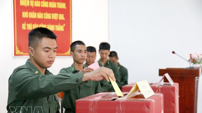 在林同省第2训练机动营，刚入伍的新兵选民们正怀着激动与兴奋的心情参加提前投票。