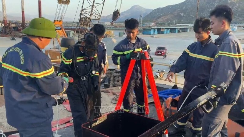 职能力量在“长源 8”号货船上开展救援工作。