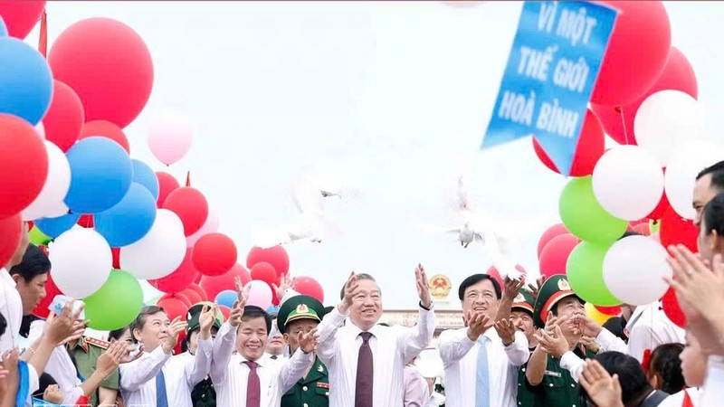 苏林总书记、国家主席在历史性的贤良桥上共同放飞和平鸽。