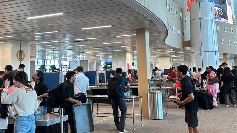 4月30日上午，新山一机场T3航站楼的乘客。