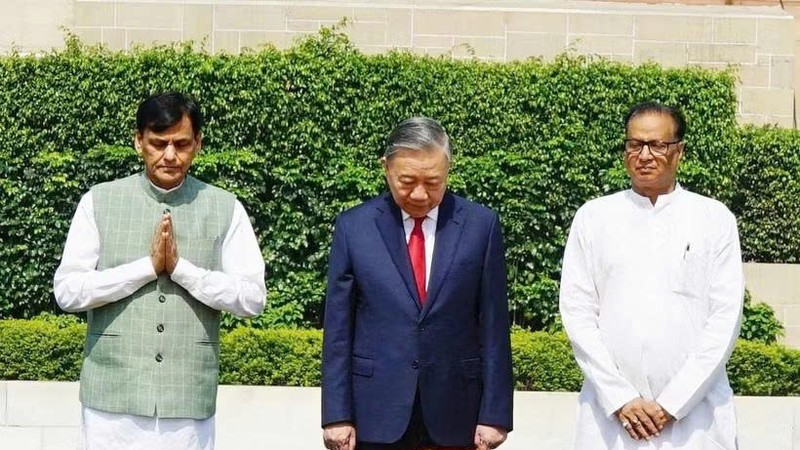 党中央总书记、国家主席苏林在甘地纪念馆和印度胡志明主席雕像前敬献花圈