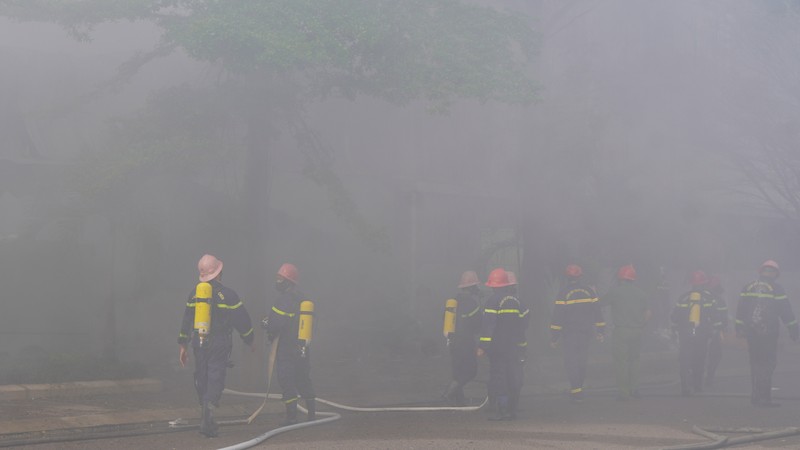 嘉莱省：大火吞噬厂房，多辆电动汽车被烧至仅剩车架