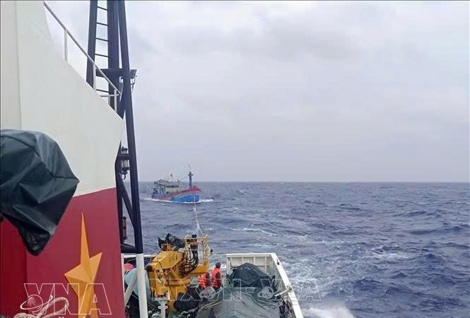 越南海警及时救助海上遇险渔船及9名渔民