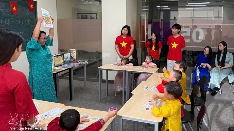 老师用生动的图片展示越南语。图自越通社