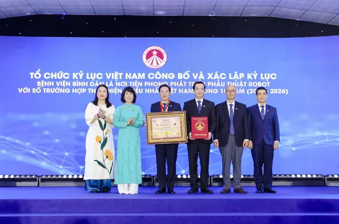 越南纪录组织代表向平民医院颁授纪录确认书。（图：陈绒）