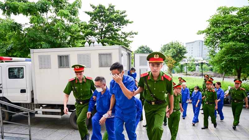 8月18日上午8时10分，各被告人被带入法庭。图：杜忠