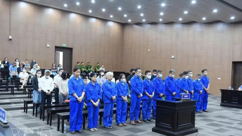 各被告听取法庭宣判。图自越通社