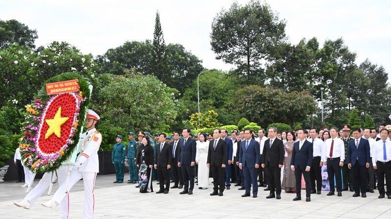 胡志明市市委、市人民议会、市人委会、市越南祖国阵线委员会代表团献花、敬香缅怀越南英雄母亲和各位英雄烈士。图：越勇