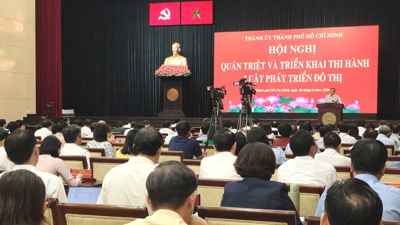8月26日上午，胡志明市市委举行贯彻与实施《都市发展法》会议。