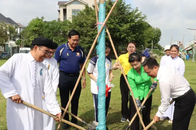 各位代表在邓垂簪公园种植绿树。