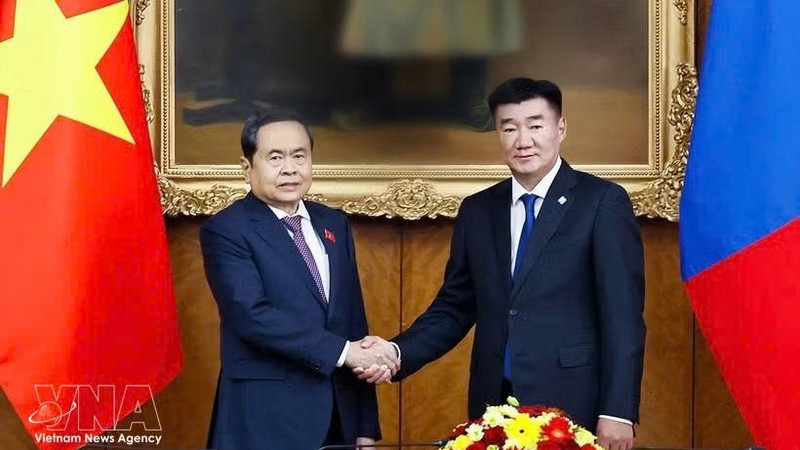越南国会主席陈青敏与蒙古国家大呼拉尔主席桑达格·宾巴朝格特合影。图自越通社