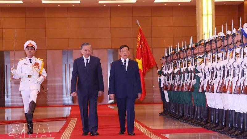 越南党中央总书记、国家主席苏林与泰国王玛哈·哇集拉隆功检阅越南人民军仪仗队。图自越通社
