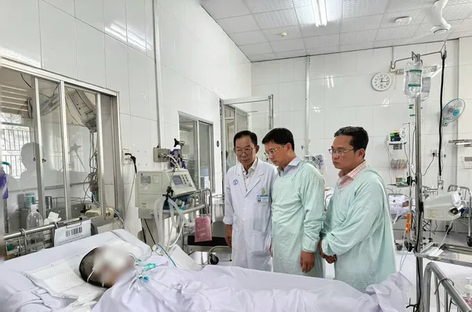 阮孟强同志看望慰问正在大水镬医院接受治疗的受害者。