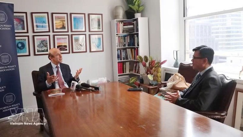 美国外交政策协会主席兼首席执行官诺尔·拉蒂夫接受越通社记者的采访。图自越通社