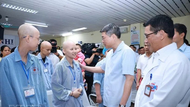 政府总理黎明兴走访慰问K医院新潮院区并向患儿赠送礼物。图自越通社
