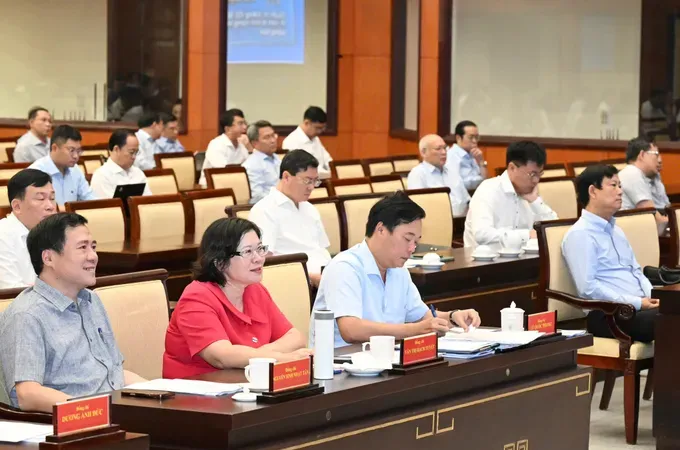 9月29日上午，代表出席党中央政治局若干《决议》和《指示》贯彻落实会议。图:越勇